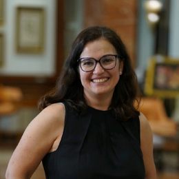 英伟达官方宣布人工智能芯片Blackwell需求激增,已大幅提升产量