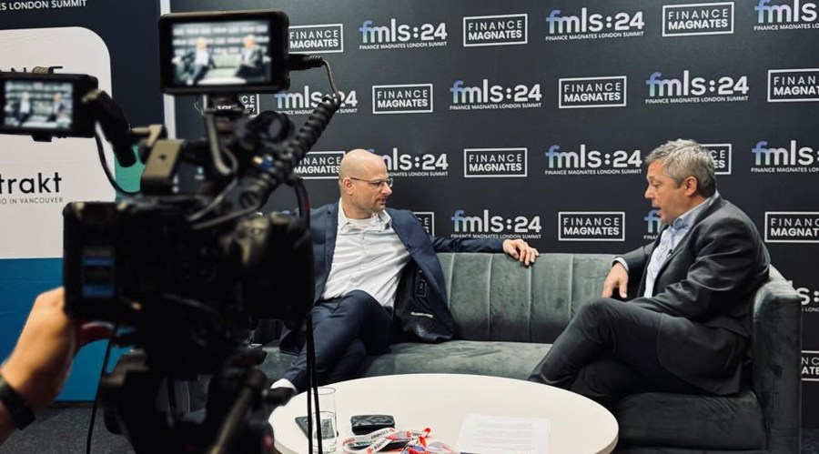 今日美元兑人民币中间价为7.1733，较上一交易日上调28.00点，昨日中间价为7.1705；