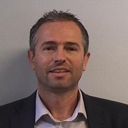 消息人士透露，美国与俄罗斯正在探讨在北极进行合作，主要集中于贸易路线和自然资源的勘探。这一动向被视为美国总统唐纳德·特朗普为改善与莫斯科关系所采取的措施。相关讨论涵盖了自然资源开发及相关贸易通道的建设。